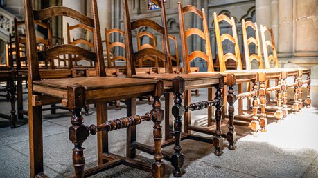 Leere Stühle in einer Kirche / © Andrii Shepeliev (shutterstock)