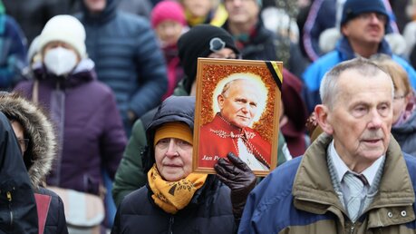 Menschen nehmen an einem Marsch zur Verteidigung des ehemaligen Papstes Johannes Paul II. teil / © DarSzach (shutterstock)