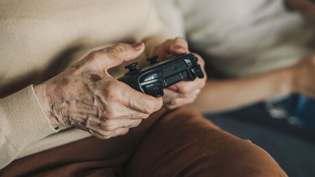 Seniorin an der Spielekonsole / © dekazigzag (shutterstock)