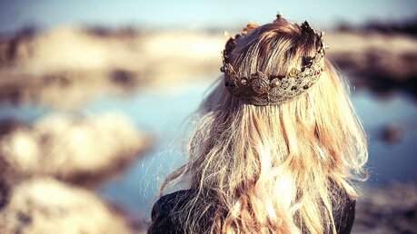 Symbolbild Frau mit einer Krone auf dem Kopf / © Senyuk Mykola (shutterstock)