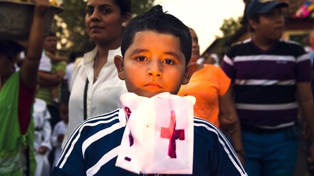 Ein Junge während einer Oster-Prozession in Nicaragua / © TLF Images (shutterstock)