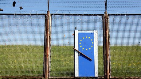 Symbolische europäische Grenze mit verschlossener Tür zu Europa / © Hieronymus Ukkel (shutterstock)