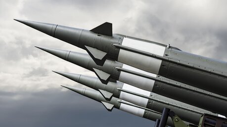 Atomraketen ragen in den Himmel / © Victority (shutterstock)