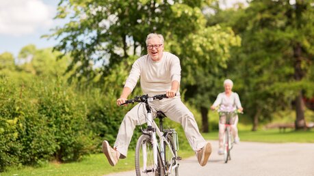Senioren auf einer Fahrradtour (shutterstock)