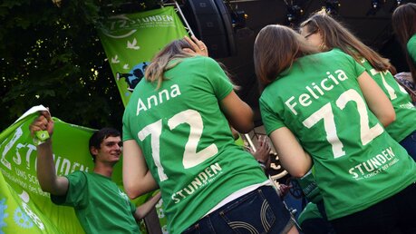 Jugendliche tragen T-Shirts mit ihrem Namen und der Aufschrift 72 Stunden während der Auftaktveranstaltung zur 72-Stunden-Aktion des BDKJ am 13. Juni 2013 in Mainz. / © Harald Oppitz (KNA)