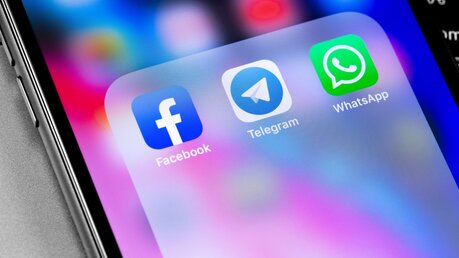 Während WhatsApp und Facebook zum US-amerikanischen Technologieunternehmen Meta gehören, wurde die für ihre Ende-zu-Ende-verschlüsselten "geheimen Nachrichten" bekannte Messenger-App Telegram vom russischen Unternehmer Pawel Durow gegründet. / © Primakov (shutterstock)