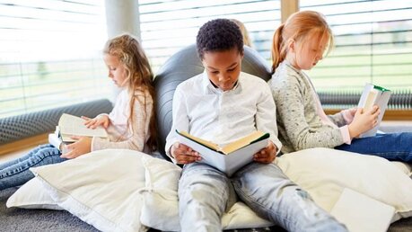 Kinder lesen Bücher / © Robert Kneschke (shutterstock)