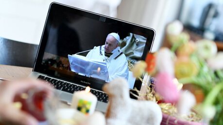 Ostergottesdienst mit dem Papst am Laptop / © Angelika Warmuth (dpa)
