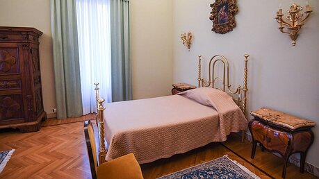 Ungewohnte Einblicke: Die Papstwohnung in Castel Gandolfo wurde geöffnet - hier das Schlafzimmer des Papstes / © Alessandro Di Meo (dpa)