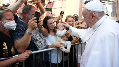 Papst Franziskus segnet ein Baby während des Besuchs der Roma-Siedlung Lunik IX / © Vatican Media/Romano Siciliani (KNA)