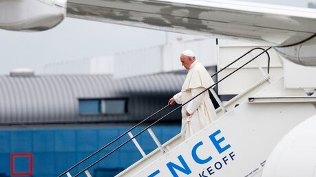 Papst Franziskus verlässt Flugzeug / © Paul Haring (KNA)