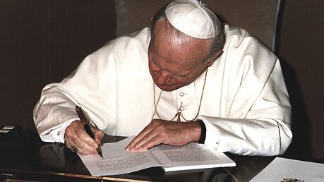 Papst Johannes Paul II. unterschreibt eine Enzyklika im Vatikan / © KNA-Bild (KNA)