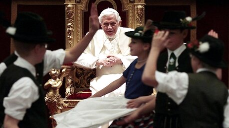 Archivbild: Trachten-Ständchen für Papst Benedikts 85. Geburtstag im Jahr 2012 / © Gregorio Borgia (dpa)