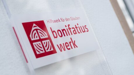 Schild mit Logo am Eingang des Hauptsitzes des Bonifatiuswerkes / © Andreas Kühlken (KNA)