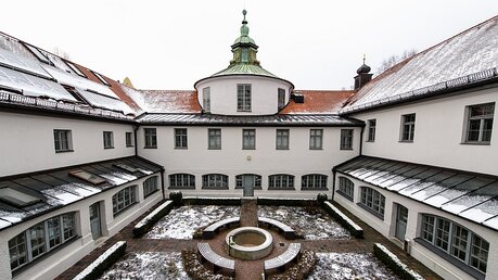 Schnee im Innenhof des Kapuzinerklosters, in dem die Katholische Journalistenschule ifp in München untergebracht ist / © Matthias Balk (dpa)