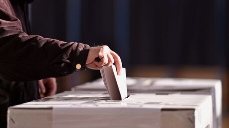 Symbolbild Stimmabgabe an einer Wahlurne / © roibu (shutterstock)