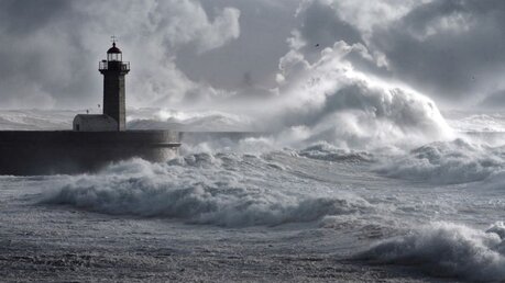 Wellen im Sturm vor einem Leuchtturm / © Bruno Ismael Silva Alves (shutterstock)