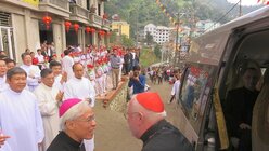 Ankunft in den Bergen von Tam Dao: Kardinal Marx wird von Ortsbischof Cosma Hoang Van Dat SJ begrüßt.  / © Kopp (DBK)