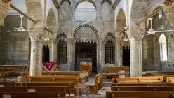 Innenraum der zerstörten christlichen Kirche Mart Shmoni in Bartella. / © Uygar Onder Simsek (KNA)