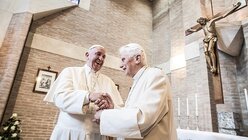 2016: Papst Franziskus und der emeritierte Papst Benedikt XVI. in der Kapelle des Klosters Mater Ecclesiae / © Osservatore Romano (KNA)