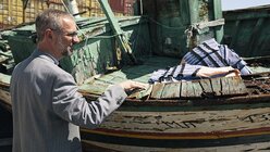 Erzbischof Stefan Heße schaut sich auf Sizilien ein altes Flüchtlingsboot an / © Joern Neumann (DBK)