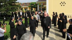 Begeisterter Empfang: Kardinal Marx wird im Kloster Thu Thiem von den Schwestern des Ordens zum Heiligen Kreuz begrüßt / © Kopp (DBK)