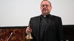 Bischof Bätzing läutet die Glocke (dpa)