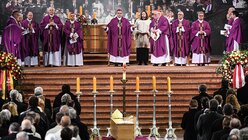 Bischof Peter Kohlgraf (m.) feiert das Requiem  / © Harald Oppitz (KNA)