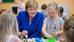 In der Inklusiven Kita Maria Hilf in Köln-Kalk bastelt Bundeskanzlerin Merkel mit den Kindern.  / © Hirschbeck (Erzbistum Köln)