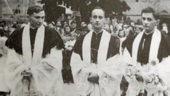 Die Brüder Georg (l.) und Joseph Ratzinger (r.) mit ihrem gemeinsamen Freund Rupert Berger  (KNA)