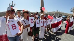 Eine Menschengruppe hält Schilder zu dem Wort "Belarus" auf dem Petersplatz in die Luft / © Evandro Inetti/ZUMA Wire (dpa)