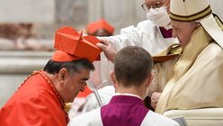 Felipe Arizmendi Esquivel, Bischof von San Cristobal de Las Casas, erhält von Papst Franziskus das Birett / © Vatican Media/Romano Siciliani (KNA)