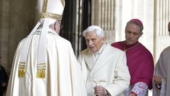 Papst Benedikt XVI. und sein Privatsekretär Georg Gänswein im Jahr 2015 / © Romano Siciliani/Agenzia Romano Siciliani (KNA)