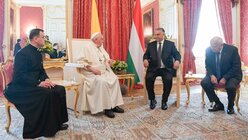 Papst Franziskus (2.v.l.) und Viktor Orban (2.v.r.), Ministerpräsident von Ungarn / © Vatican Media/Romano Siciliani (KNA)