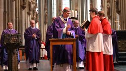 Kardinal Woelki segnet die Asche / © Beatrice Tomasetti (DR)