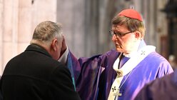Kardinal Woelki spendet das Aschekreuz / © Beatrice Tomasetti (DR)