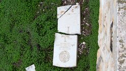 Demnach drangen zwei junge Männer auf das Friedhofsgelände ein. Sie zerbrachen Kreuze, warfen Grabsteine um und zerstörten Ikonen. / © Andrea Krogmann (KNA)