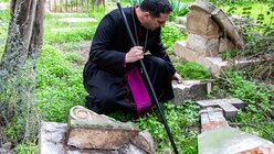 Husam Elias Naoum, anglikanischer Erzbischof von Jerusalem, besucht den evangelischen Friedhof, auf dem mehr als 30 Gräber geschändet wurden, auf dem Zionsberg in Jerusalem am 4. Januar 2023. / © Andrea Krogmann (KNA)