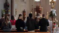 In St. Antonius in Reichshof beten Jugendliche beim Weltgebetstag um geistliche Berufungen. (rogamus-Stiftung)