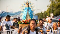 Eine Frau trägt die Heiligenfigur: Nuestra Senora de Lujan (Jungfrau von Lujan) während einer Prozession. / © Mariano Campetella (KNA)