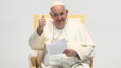 Papst Franziskus lächelt und hebt den Daumen bei einer Begegnung mit Jugendlichen in der Papp-Laszlo-Sportarena in Budapest. / © Vatican Media/Romano Siciliani/KNA (KNA)