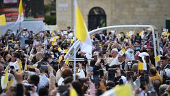 Malta, Floriana: Papst Franziskus fährt mit dem Papamobil an jubelnden Gläubigen vorbei / © Johannes Neudecker (dpa)