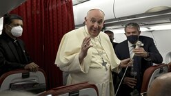 Papst Franziskus auf dem Rückflug / © Ciro Fusco (dpa)