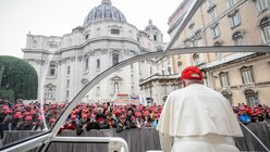 Papst Franziskus steht im Papamobil vor Firmlingen aus dem Bistum Genua, am 20. Mai 2023 / © Vatican Media/Romano Siciliani (KNA)