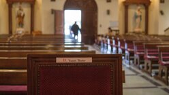 Der leere Stuhl des Weihekandidaten Yazan Fareed Bader vor seiner Priesterweihe. / © Andrea Krogmann (KNA)