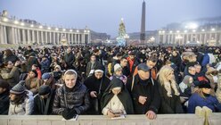 Schon am frühen Morgen versammeln sich unzählige Gläubige auf dem Petersplatz und warten auf den Beginn der öffentlichen Trauermesse für den verstorbenen emeritierten Papst Benedikt XVI. / © Michael Kappeler (dpa)