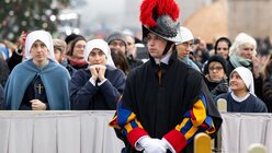 Auch die Mitglied der Päpstlichen Schweizergarde tragen zum Trauergottesdienst schwarz. / © Sven Hoppe (dpa)