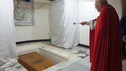 Giovanni Battista Kardinal Re segnet die Grabstätte Benedikts XVI. (VM)