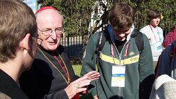 Kardinal Meisner im Gespräch mit der Jugend in Australien 2008 / © dr (DR)