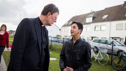 Kardinal Woelki besucht Kölner Flüchtlingsheim im Jahr 2015 / © Rolf Vennenbernd (dpa)
